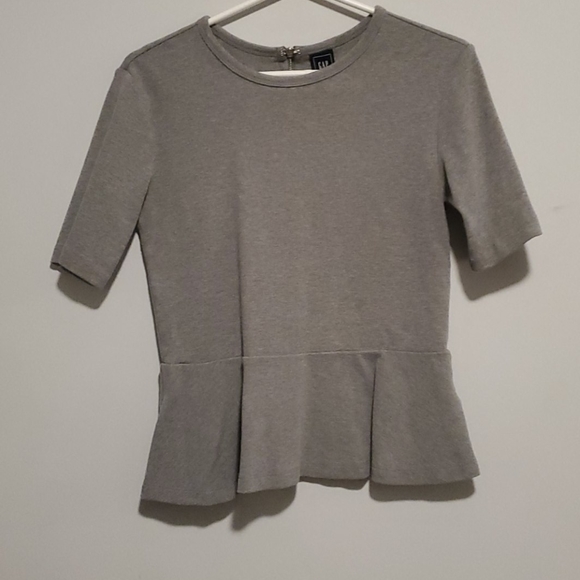 💫 2/$25 • GAP Peplum top - Picture 1 of 3